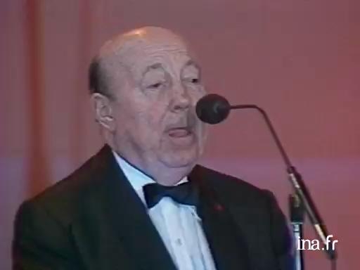Marcel Carné presents the Caméra d'Or award in 1985
