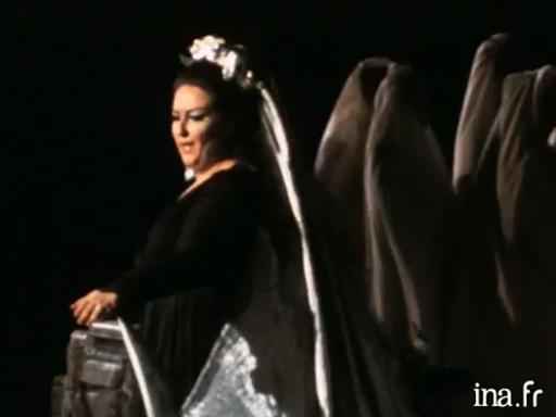  Montserrat Caballé chante <i>Casta diva</i> de la <i>Norma</i> de Bellini aux Chorégies d'Orange