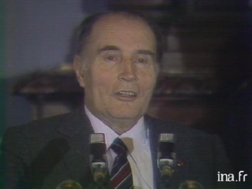 François Mitterrand défend la réforme des écoles publiques et privées