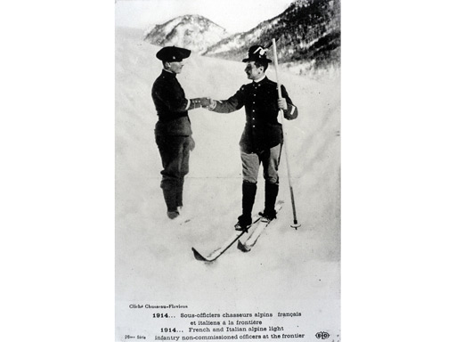 Carte postale : chasseurs alpins français et italiens à la frontière