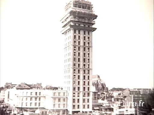  La reconstruction d'Amiens : la tour et la gare Perret 